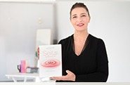 Laura López Coto con uno de sus libros
